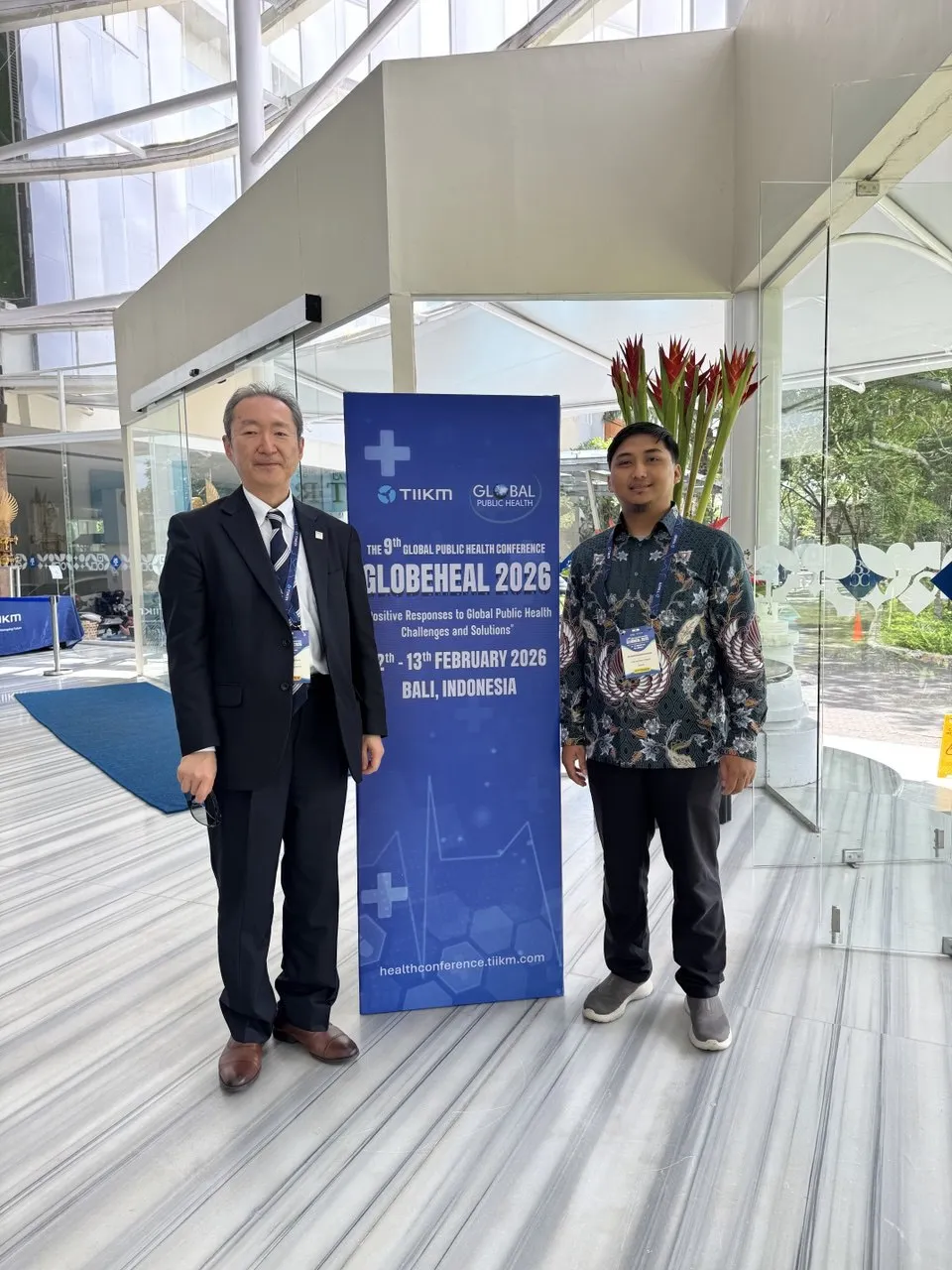 Prof. Shinichiro Akiyama (Kiri) Bersama Ahmad Novian, M.Si dari C-Tech Labs (Kanan) Berfoto pada Acara GLOBEHEAL 2026